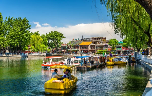 Barche sul lago Qianhai a Shichahai zona panoramica di Pechino — Foto Stock