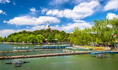 Beihai Park - Beijing beyaz Pagoda ile Jade adasının görünümü