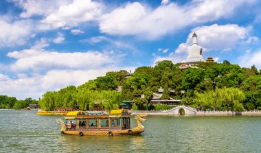 Beihai Park - Beijing beyaz Pagoda ile Jade adasının görünümü