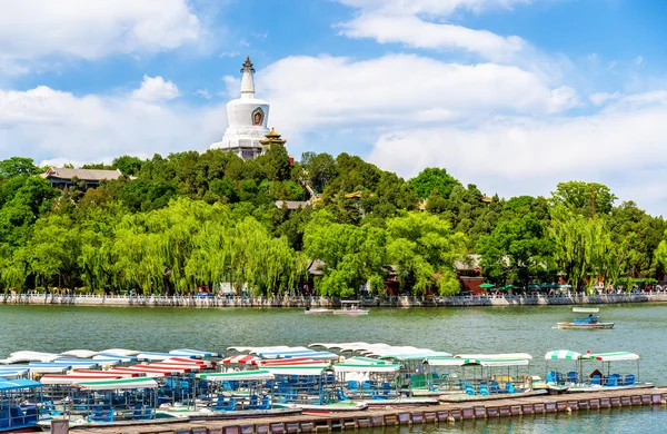 Veduta dell'Isola di Giada con la Pagoda Bianca nel Parco Beihai - Pechino — Foto Stock