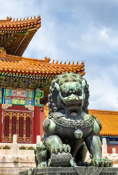 Bronze lion near the Hall of Supreme Harmony - Beijing Forbidden City — Stock Photo, Image