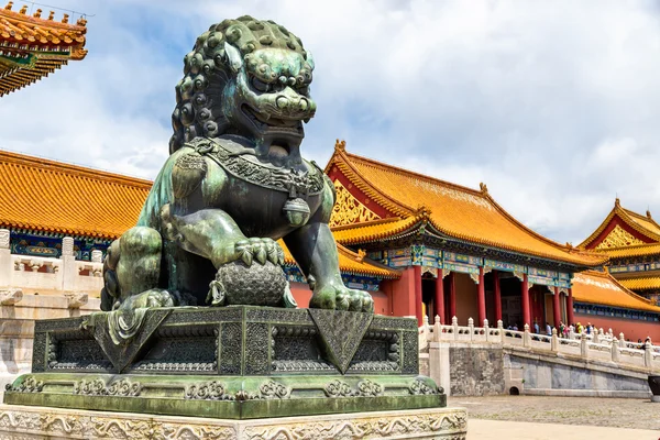 Brons lejon nära Hall of Supreme Harmony - Beijing Förbjudna staden — Stockfoto