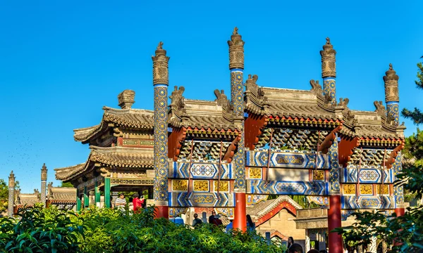 Puente chino tradicional en el Palacio de Verano de Beijing — Foto de Stock