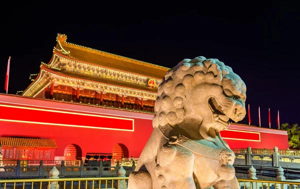 Lion před branou nebeského klidu v Pekingu — Stock fotografie