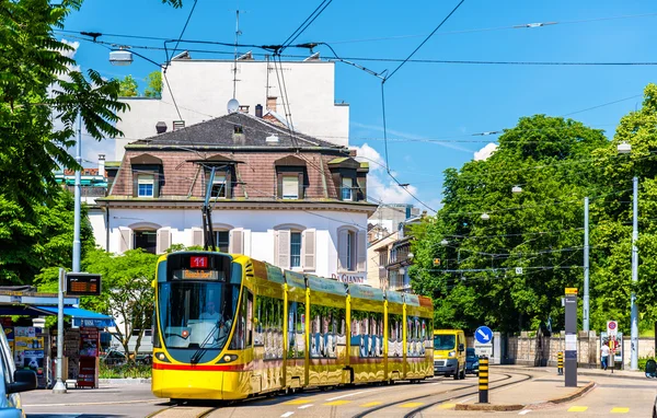 Трамвай Stadler Tango в центре Базеля . — стоковое фото