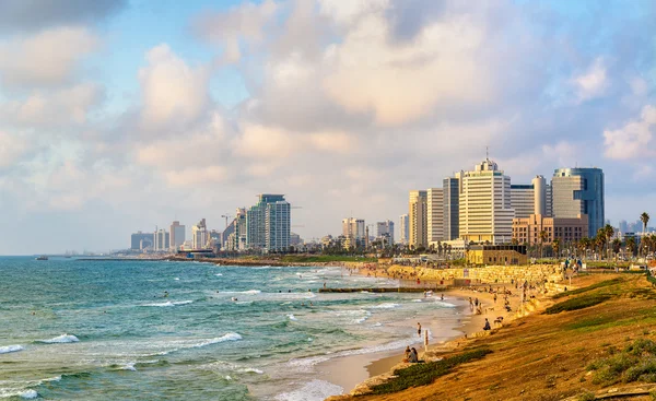 Kilátás nyílik a Földközi-tengeri vízpart, Tel-Aviv városában — Stock Fotó