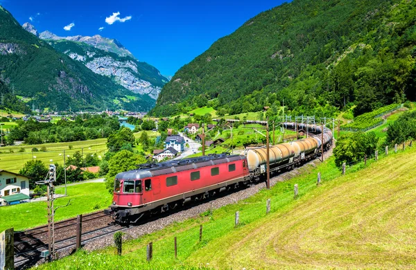 Tren de mercancías sube por el ferrocarril de Gotthard - Suiza —  Fotos de Stock