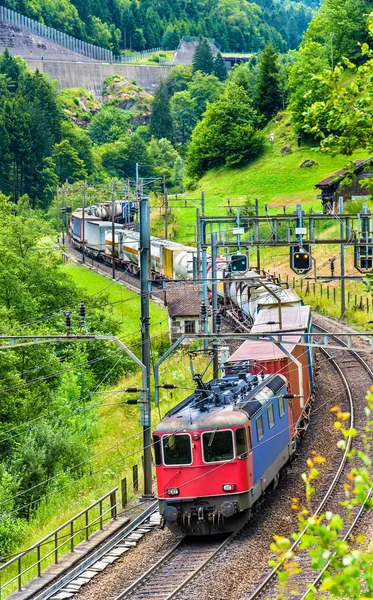 Tren de mercancías sube por el ferrocarril de Gotthard - Suiza — Foto de Stock