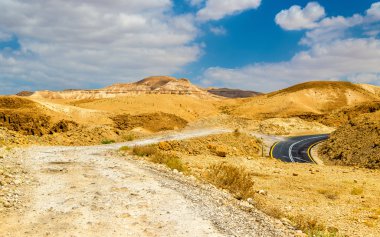 Dead Sea - İsrail yakınındaki judaean çöl