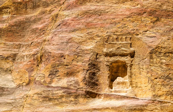 Antika Nabataean hällristningar på Siq i Petra — Stockfoto