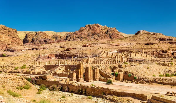 Vista del Gran Templo y Puerta Arqueada en Petra, Jordania — Foto de Stock