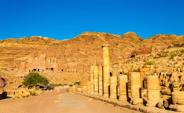 A rua Colonnaded e os túmulos reais em Petra — Fotografia de Stock