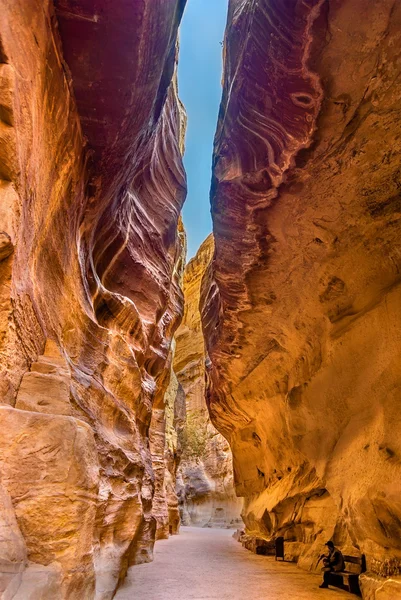 Zandsteenrotsen in de Siq in Petra — Stockfoto
