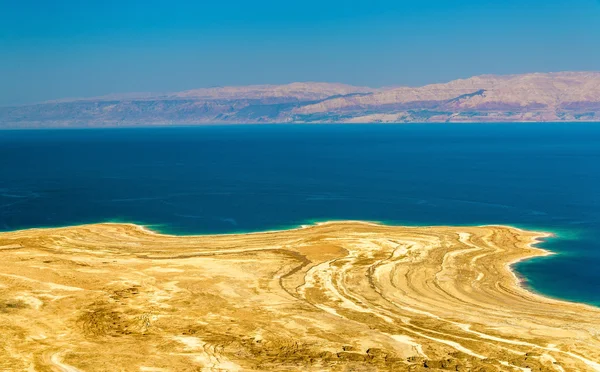 Uitzicht op de kustlijn van de dode zee in Israël — Stockfoto