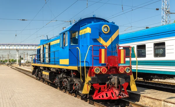 Sovjet-en-klare shunters diesellocomotief bij Tasjkent Station — Stockfoto