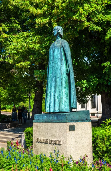 Standbeeld van Johanne Dybwad in Oslo — Stockfoto