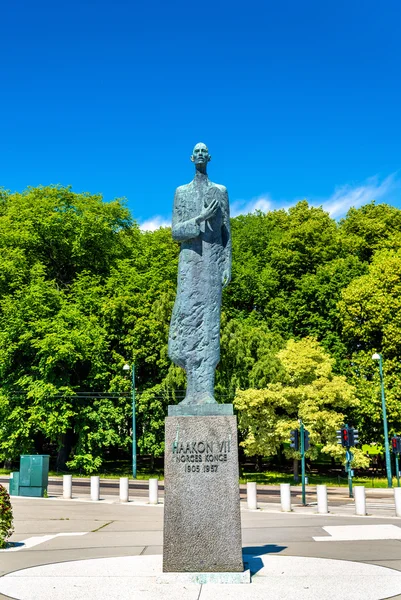 Staty av kung Haakon Vii i Oslo — Stockfoto