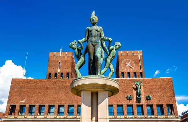 Fontänen framför rådhuset i Oslo — Stockfoto