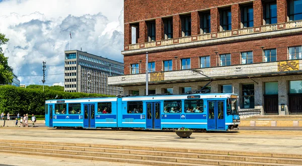 Spårvagn nära vid stadshuset i Oslo — Stockfoto