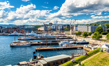 Oslo liman tekneler ve yatlar City Hall Square yakınındaki ile