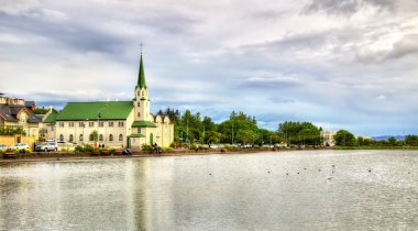 Merkez Reykjavik gölde Tjornin görünümünü