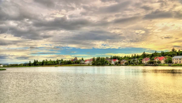 Vista do lago Tjornin no centro de Reykjavik — Fotografia de Stock