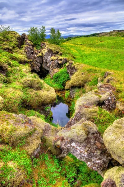 Agua en una fisura entre placas tectónicas en el Parque Nacional Thingvellir, Islandia — Foto de Stock