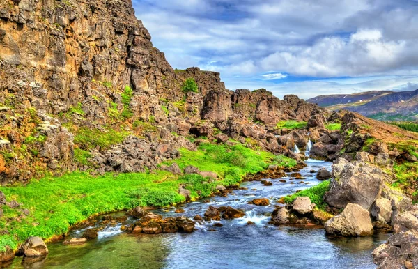 Agua en una fisura entre placas tectónicas en el Parque Nacional Thingvellir, Islandia — Foto de Stock