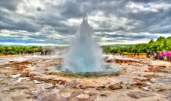 Utbrott av Strokkur Geyser på Island — Stockfoto