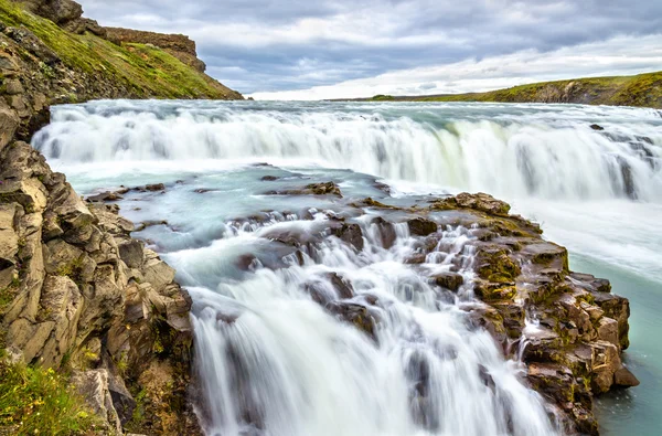 Gullfoss waterval in de rivier van de canyon van Hvita - IJsland — Stockfoto