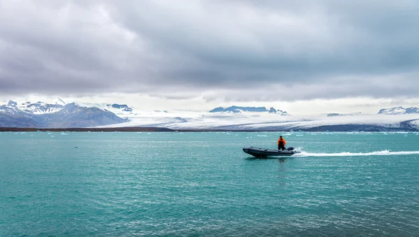 Bateau dans la lagune du glacier Jokulsarlon - Islande — Photo