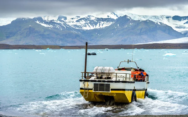 Véhicule amphibie dans la lagune du glacier de Jokulsarlon - Islande — Photo