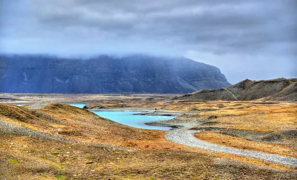 Пейзаж рядом с ледниковой лагуной Йокульсарлон, Исландия — стоковое фото