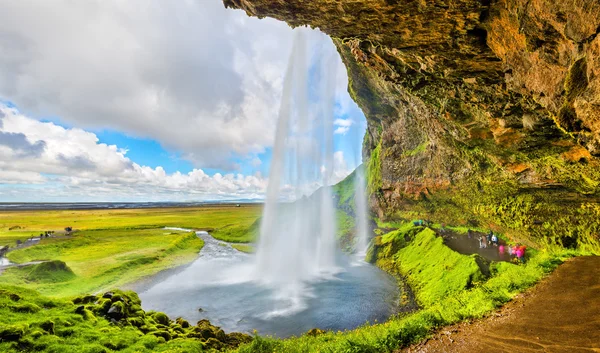 Aan de achterkant van Seljalandsfoss waterval - IJsland — Stockfoto