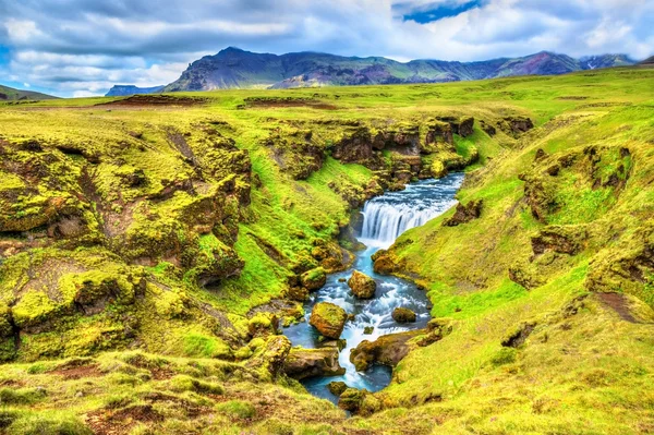 Een van de talrijke watervallen op de Skoga River - IJsland — Stockfoto