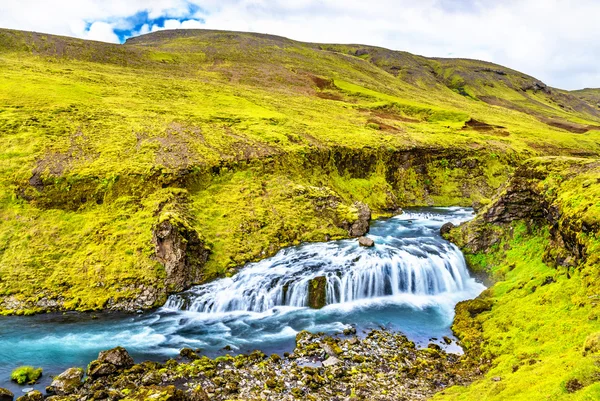 Una de las numerosas cascadas en el río Skoga - Islandia — Foto de Stock