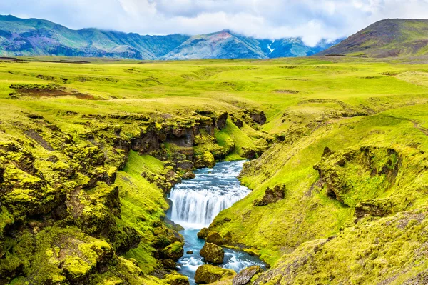 Uma das inúmeras cachoeiras no rio Skoga - Islândia — Fotografia de Stock