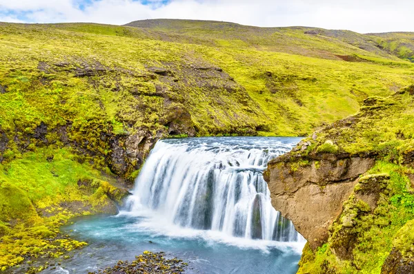 Una de las numerosas cascadas en el río Skoga - Islandia — Foto de Stock