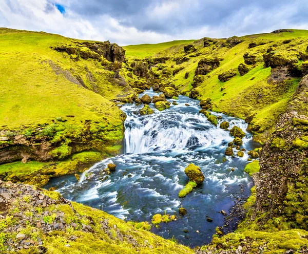 Uma das inúmeras cachoeiras no rio Skoga - Islândia — Fotografia de Stock