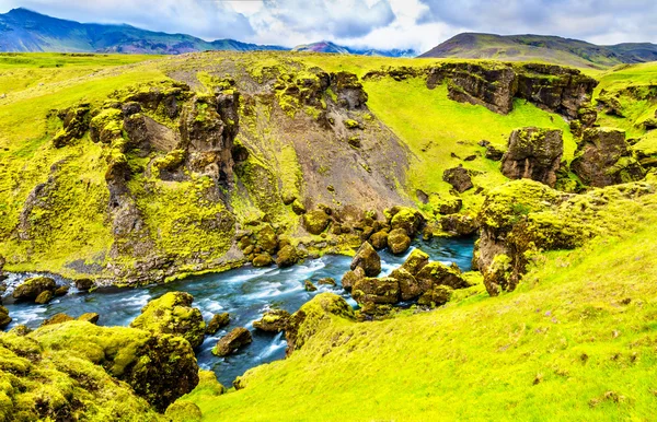 Una de las numerosas cascadas en el río Skoga - Islandia — Foto de Stock
