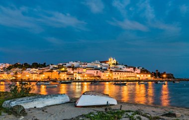 Balıkçı tekneleri olan Ferragudo köyü. Algarve, Portekiz