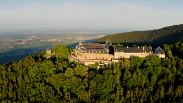 Abadía de Mont Sainte-Odile en las montañas de los Vosgos, Francia — Vídeo de stock