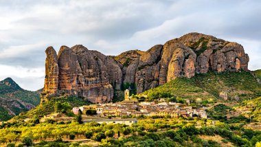 Los Mallos de Aguero, Huesca 'daki kaya oluşumları - Aragon, İspanya