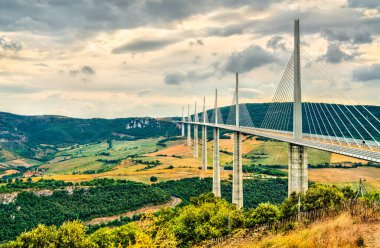 Millau Viyadük Tarn vadisinde Fransa 'da, dünyanın en yüksek köprüsü.