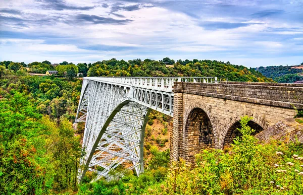 ทะเลสาบ Viaur สะพานรถไฟใน Aveyron ประเทศฝร งเศส — ภาพถ่ายสต็อก
