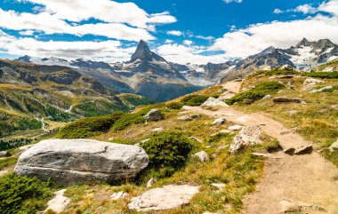 İsviçre Alpleri ve Zermatt yakınlarında Matterhorn.