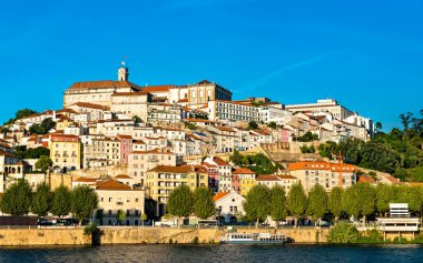 Portekiz 'deki Mondego Nehri üzerindeki Coimbra şehri.