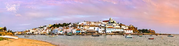 Village de Ferragudo au coucher du soleil. Algarve, Portugal — Photo