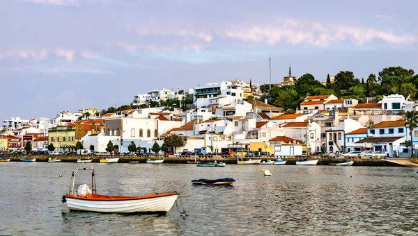 Villaggio di Ferragudo con barche da pesca in Algarve, Portogallo — Foto Stock