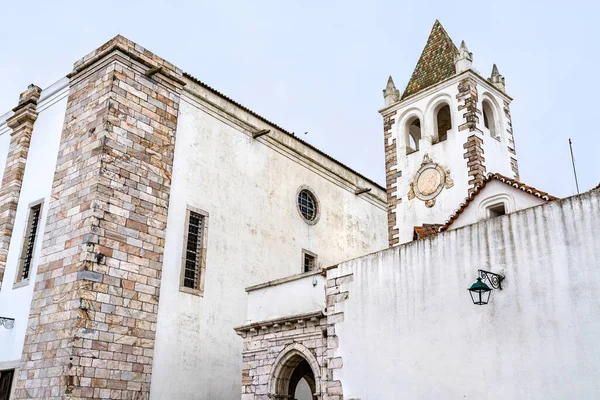 포르투갈에 있는 에스트 르 모즈 성에 있는 산타마리아 교회 스톡 사진